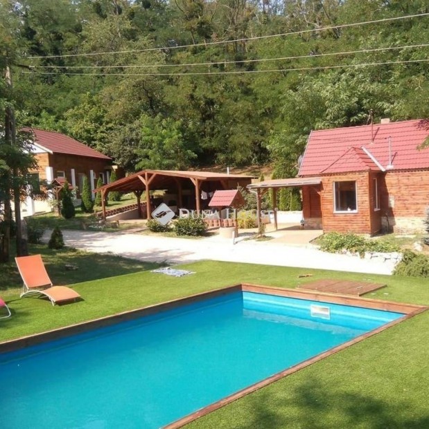 Elad� 240 nm-es h�z Bakonyszentl�szl�