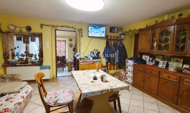 Elad� 240 nm-es h�z Balatonf�red