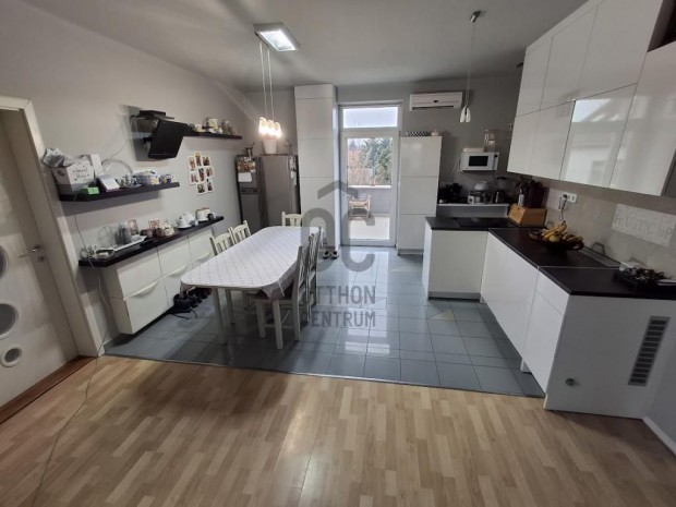 Elad� 240 nm-es h�z Cegl�d