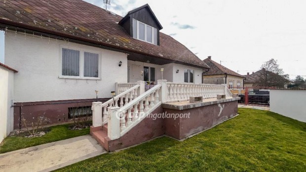 Elad� 240 nm-es h�z Hal�szi