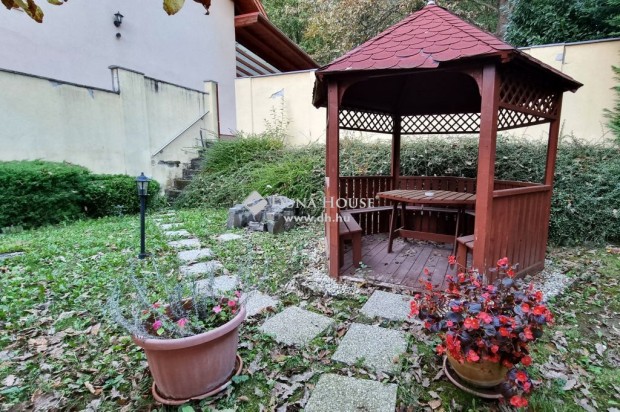 Elad� 240 nm-es h�z Koml�