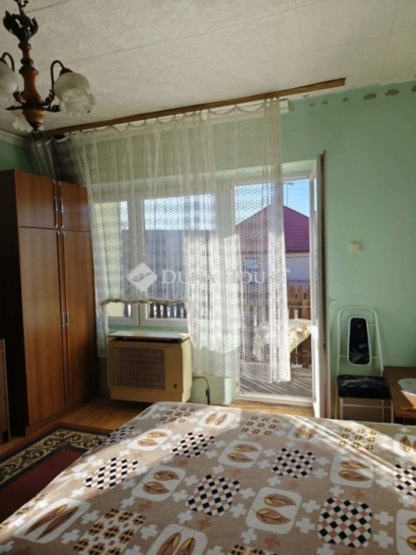 Elad� 240 nm-es h�z �p�lyi