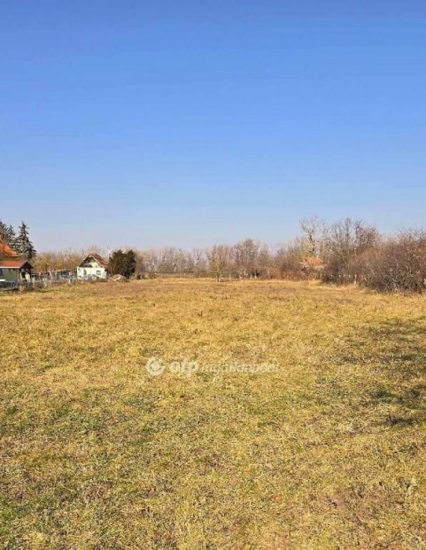 Eladó 2423 nm-es telek Győr