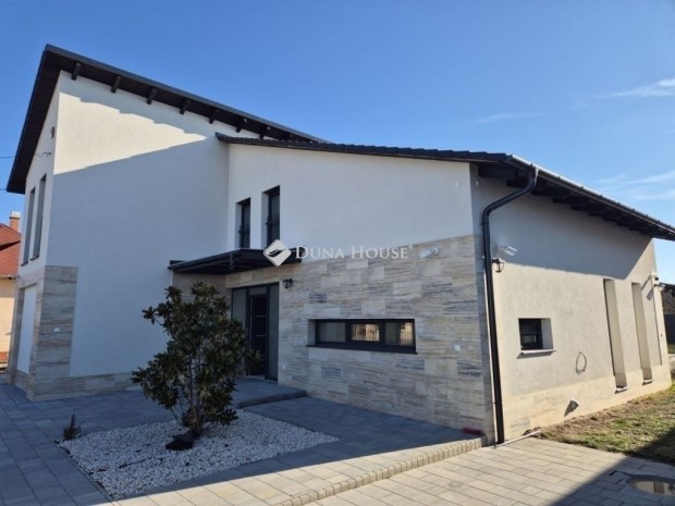 Elad� 242 nm-es h�z Vecs�s