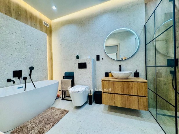 Elad� 245 nm-es h�z Hajd�szoboszl�