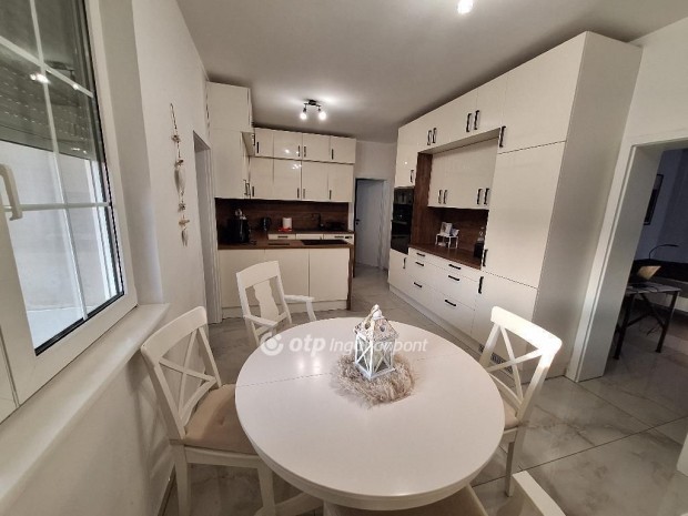 Elad� 246 nm-es h�z Mosonmagyar�v�r