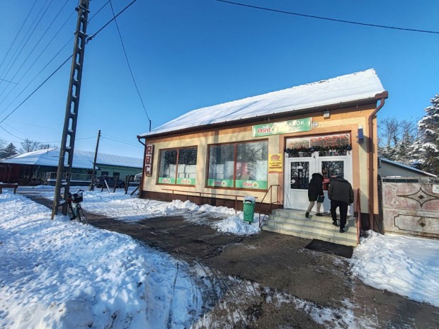 Elad� 250 m2 bolt, Pusztaszer