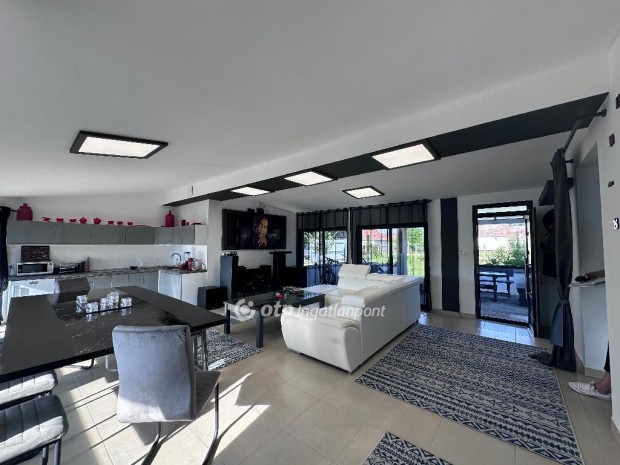 Elad� 252 nm-es h�z Szentl�rinck�ta