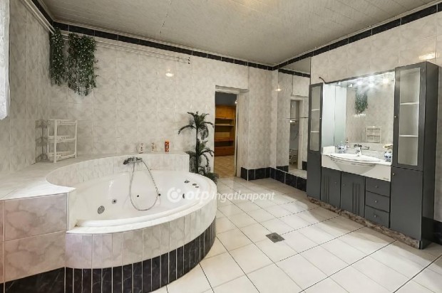 Elad� 255 nm-es h�z Tolna