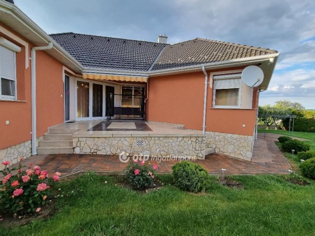 Elad� 258 nm-es h�z Bakonyszentl�szl�