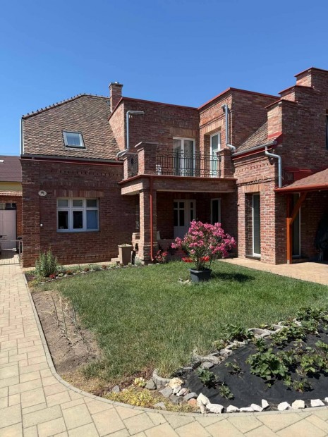 Elad� 260 nm Csal�di h�z Hajd�szoboszl�n