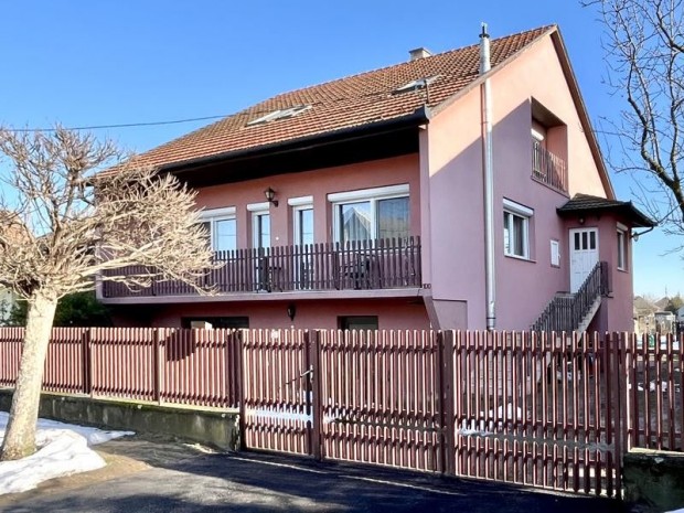 Elad� 275 nm-es Fel�j�tott Csal�di h�z Szentm�rtonk�ta