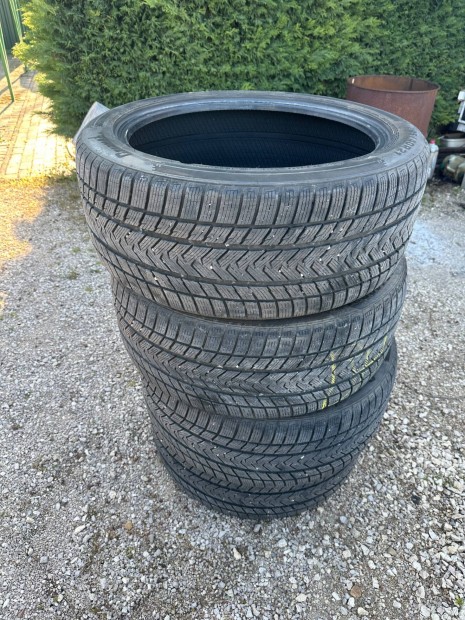 Eladó 285/40 r21 Gumiabroncs garnitúra