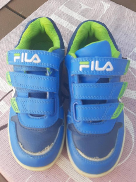 Eladó 28-as Fila cipő