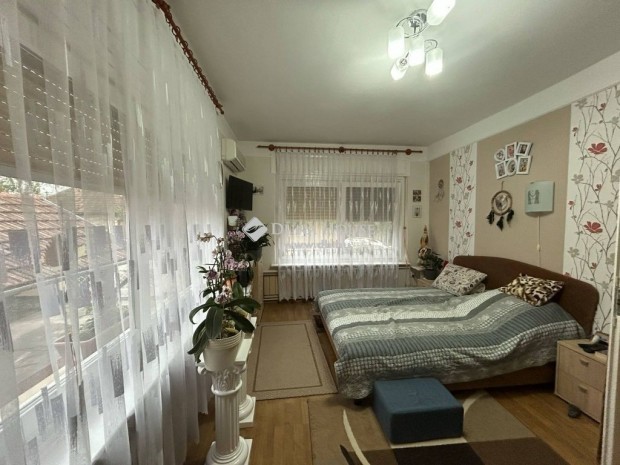 Elad� 290 nm-es h�z Pilis