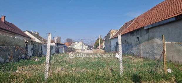 Eladó 293 nm-es telek Győr
