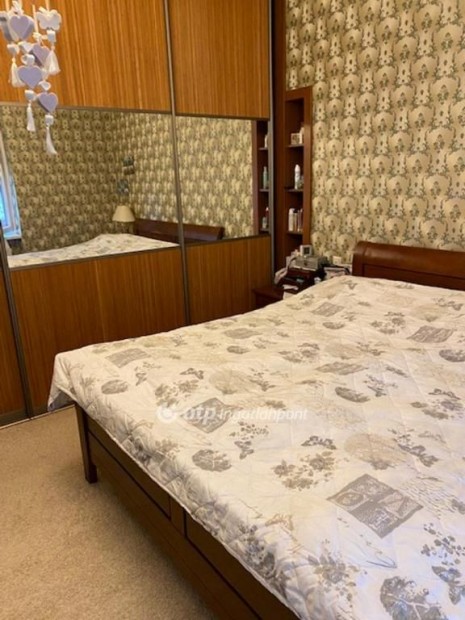 Elad� 295 nm-es h�z Gy�r