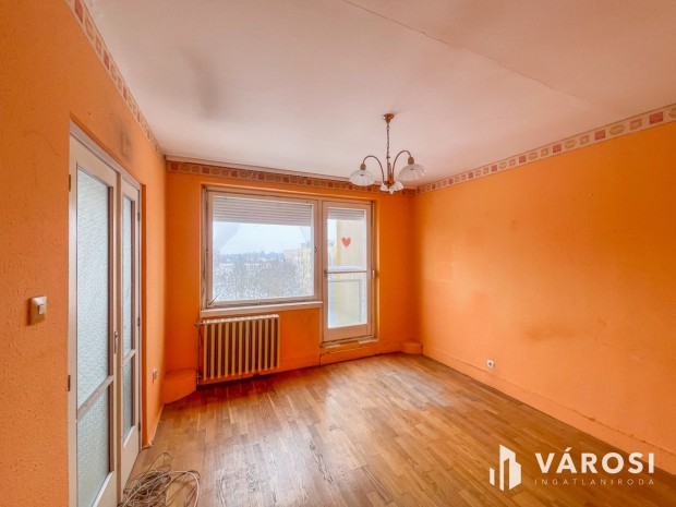 Elad� 2,5 szob�s, erk�lyes, h�szigetelt panel lak�s