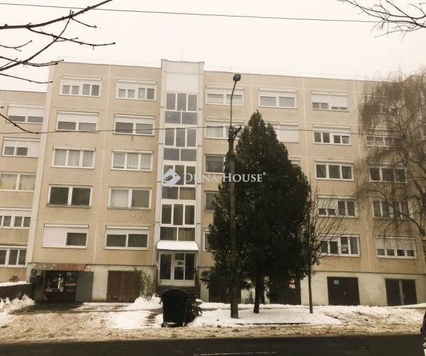 Elad� 2. emeleti erk�lyes lak�s G�d�ll� belv�ros�ban