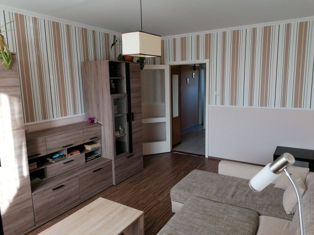 Elad� 2. emeleti szigetelt lak�s Tat�n