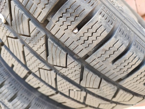 Elad� 2 db 215/65 R16 C t�li gumi.