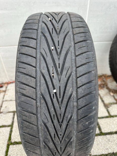 Eladó 2 db Vredestein nyári gumi