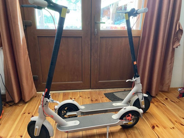 Elad 2 db Xiaomi Mi Electric Scooter Essential roller