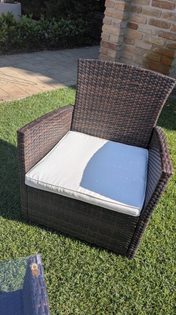 Eladó 2 db barna polyrattan kerti fotel (párnákkal) és üveglapú asztal
