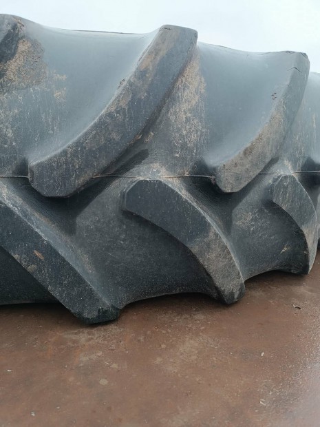 Elad� 2 db traktor h�ts� gumi.