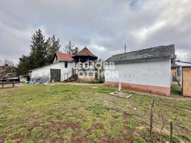 Elad� 2 f�lszob�s fel�j�t�sra szorul� csal�di h�z Csem�n