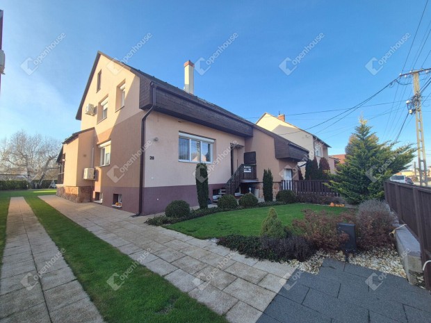 Elad� 2 gener�ci�s, fel�j�tott csal�di h�z - Kisb�ren!