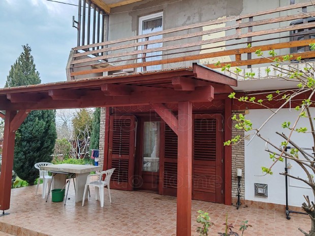 Elad� 2 k�l�n�ll� lak�egys�ges csal�di h�z Balatonszemesen!