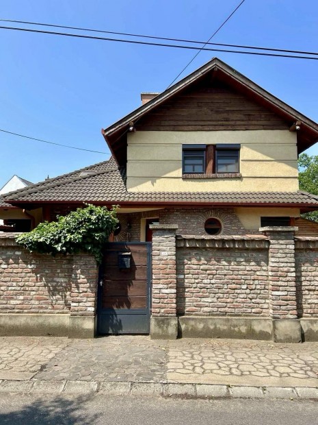 Elad� 2 lak�sos �sz�medenc�s csal�di h�z