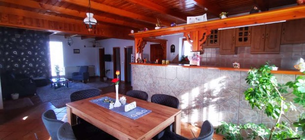 Elad� 2 lakr�szes, �sszesen 150 m2-es ingatlan J�szf�nyszarun 