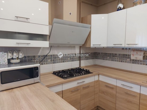 Elad� 2 rendbeli teljesen fel�j�tott csal�di h�z Izs�kon