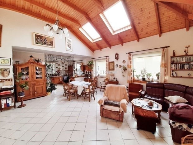 Elad� 2 szint, 6 szoba, 2 f�rd�, csal�di h�z, Veresegyh�z