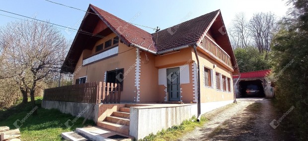Elad 2 szintes csaldi hz Zalalv csendes utcjban