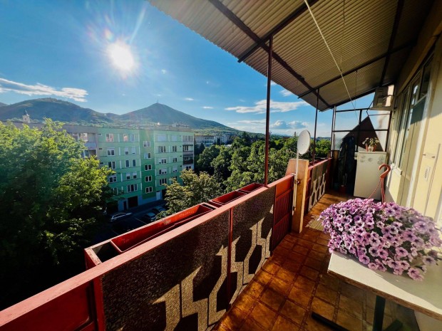 Eladó 2 szobás, egyedi gázfűtéses panorámás lakás a Károlyi utcában