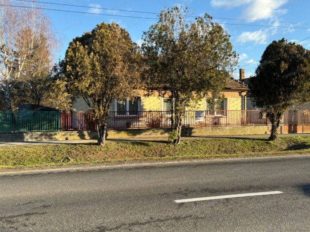 Elad� 2 szob�s fel�j�tand� csal�di h�z T�rj�n!