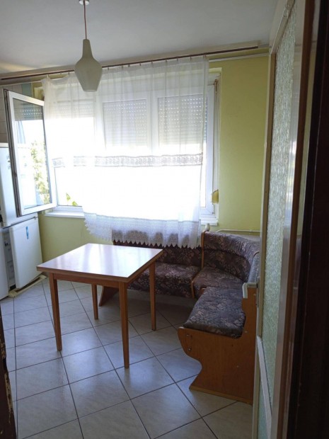 Elad� 2 szob�s fel�j�tand� lak�s