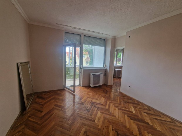 Eladó 2 szobás nagyon jó állapotú lakás a Szent László lakótelepen
