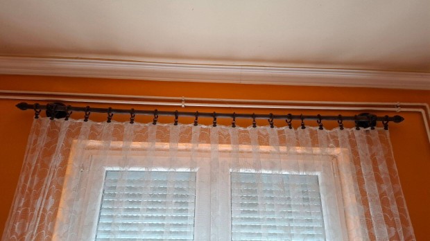 Elad� 2db f�gg�nytart� karnis, 2m hossz�, csipesszel, karik�val egy�tt