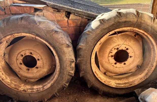 Elad� 2db traktorker�k