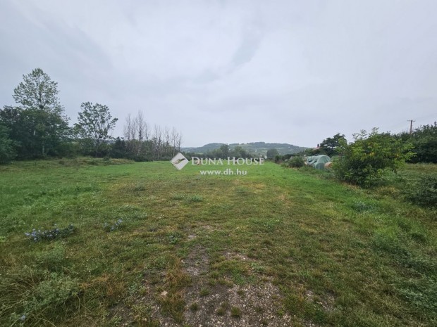 Elad� 3000 nm-es telek P�csely