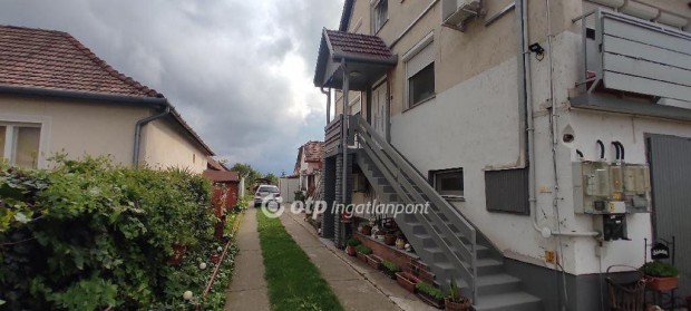 Elad� 300 nm-es h�z Hajd�szoboszl�