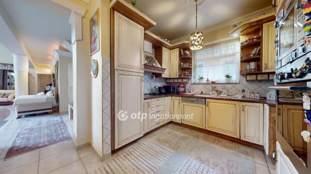 Elad� 300 nm-es h�z Halmaj