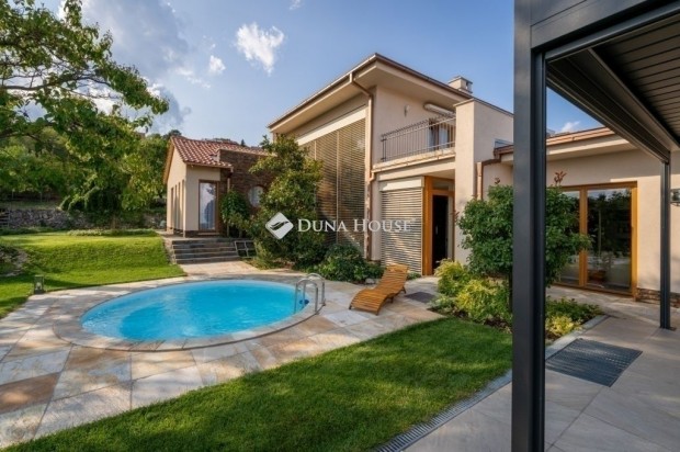 Elad� 300 nm-es h�z P�cs