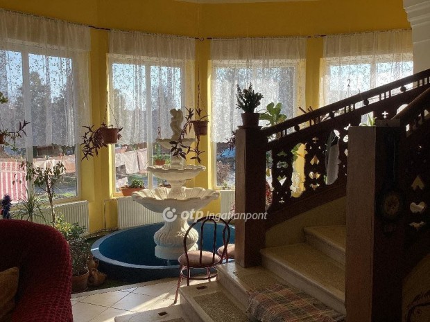 Elad� 305 nm-es h�z Mez�t�r