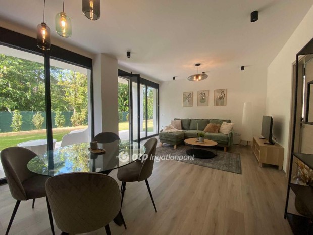 Elad� 31 nm-es lak�s Balatonfenyves