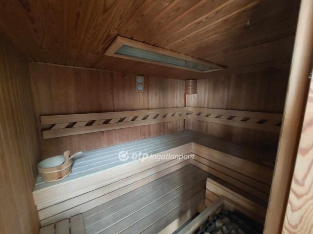 Elad� 320 nm-es h�z Kecskem�t